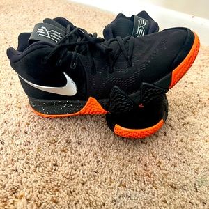 Kyrie 4, Black & Orange and in good condition!